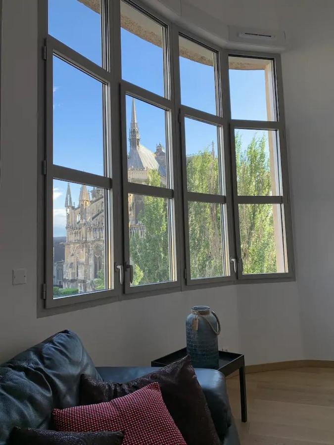 Апартаменты Loft Des Sacres - Vue Unique Sur La Cathedrale Реймс Экстерьер фото