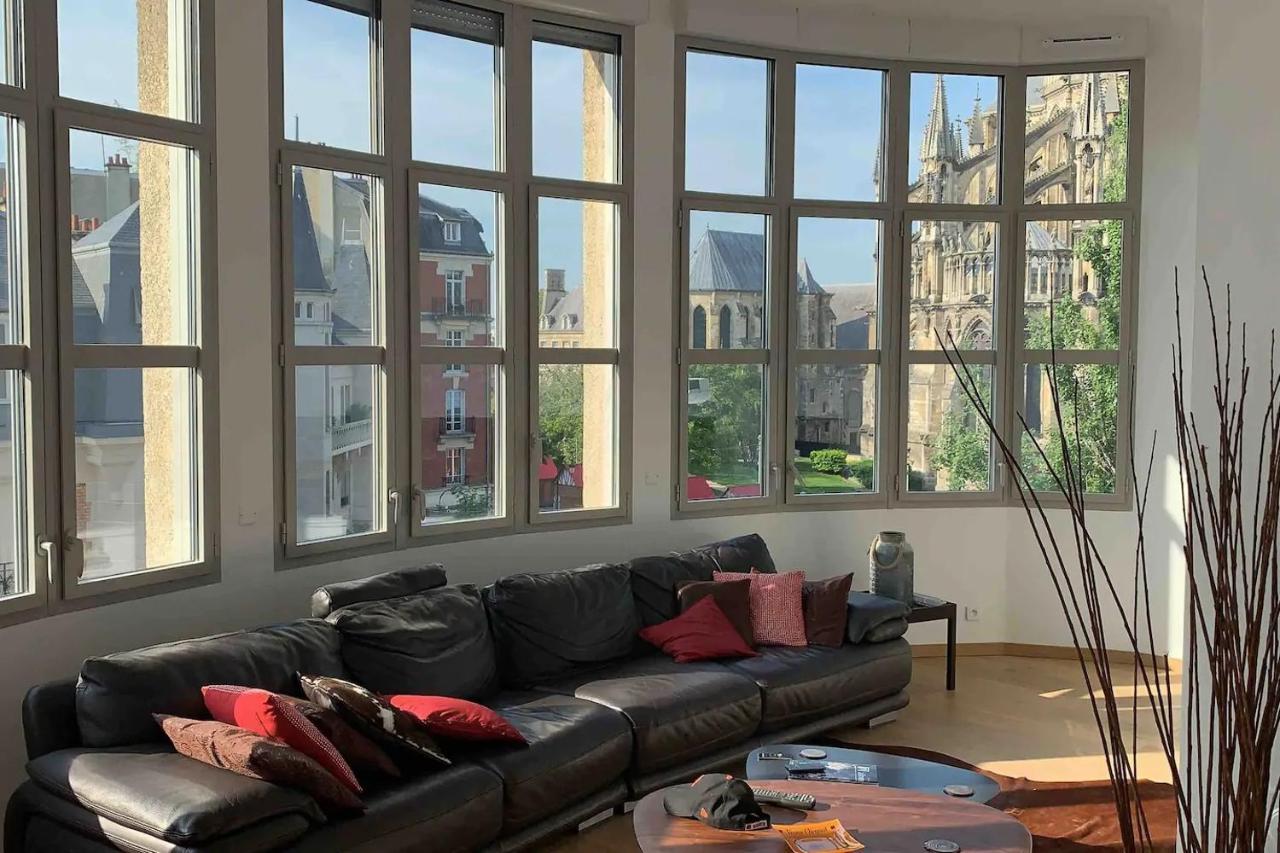 Апартаменты Loft Des Sacres - Vue Unique Sur La Cathedrale Реймс Экстерьер фото
