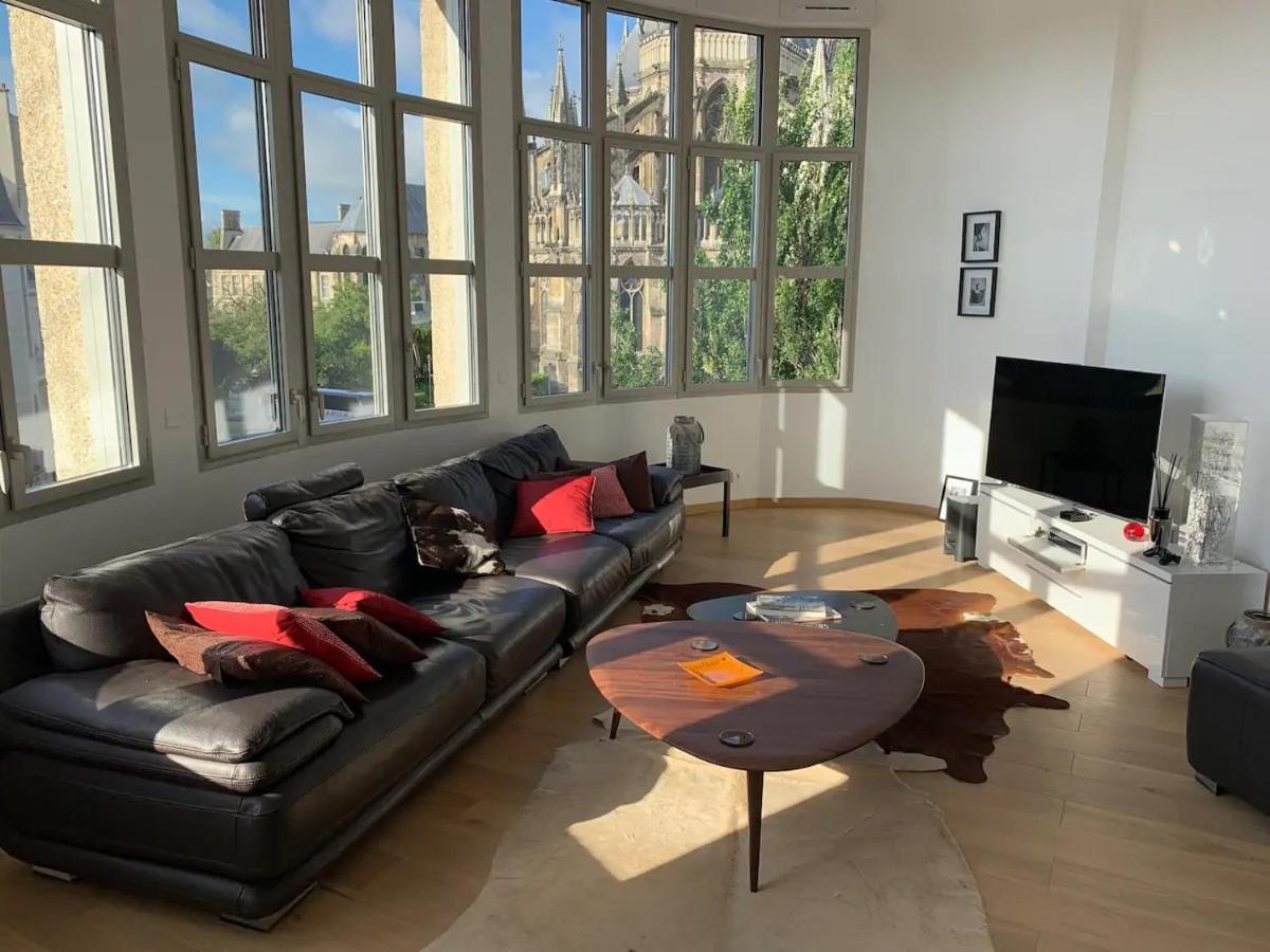 Апартаменты Loft Des Sacres - Vue Unique Sur La Cathedrale Реймс Экстерьер фото